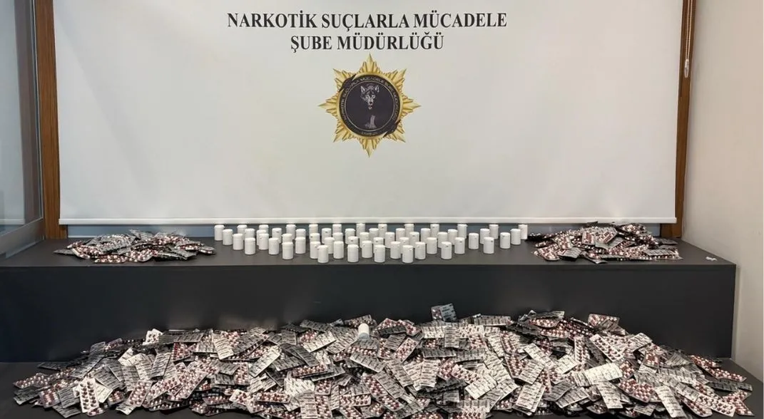 Valize gizlenen 24 bin sentetik ecza ele geçirildi