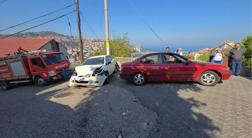 Vreni arızalanan otomobilin 2 araca çarpması sonucu 4 kişi yaralandı