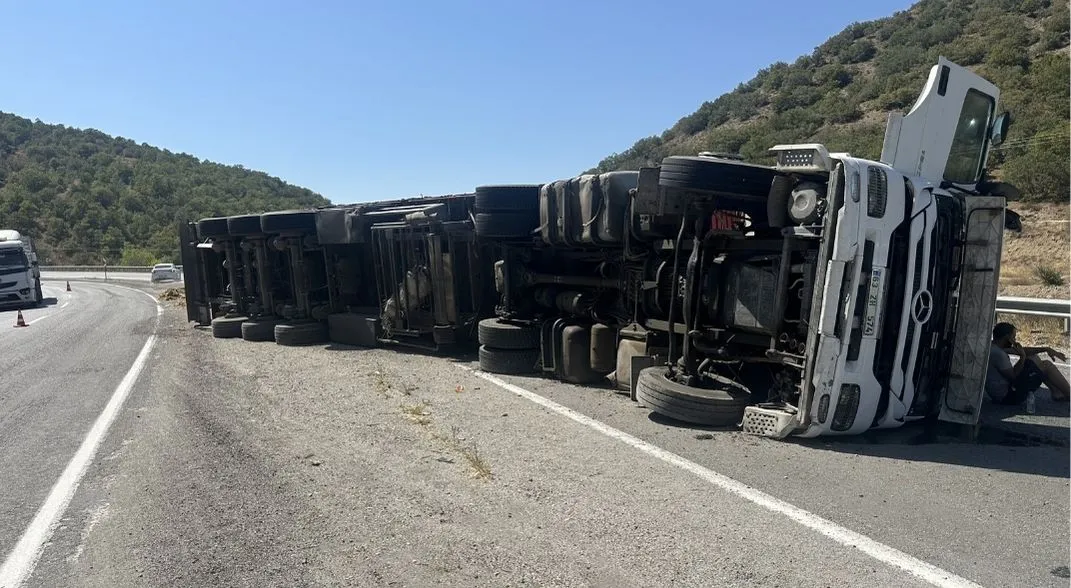 Çorum'da devrilen tırın sürücüsü yaralandı