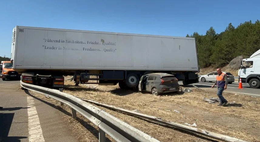 Lastiği patlayan TIR ile otomobil çarpıştı: 1 yaralı