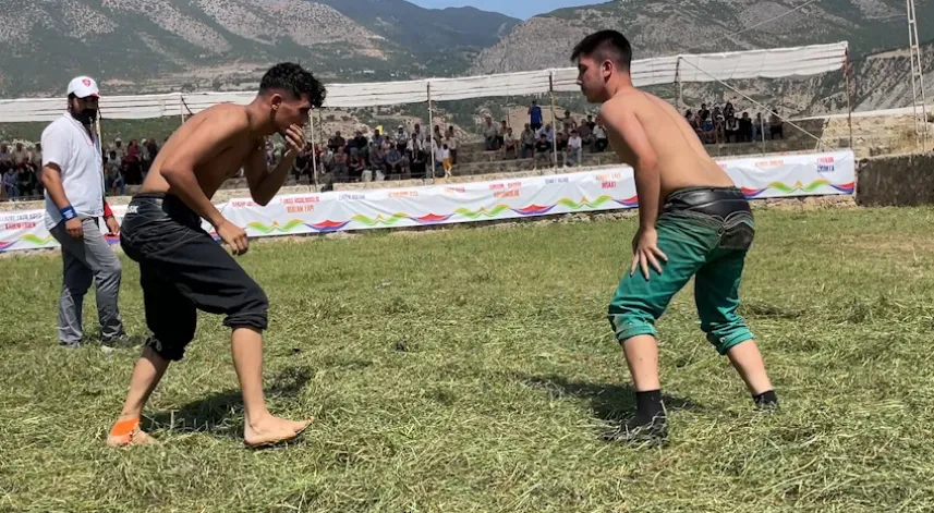 Ardanuç Kültür ve Sanat Festivali, karakucak güreşleriyle başladı