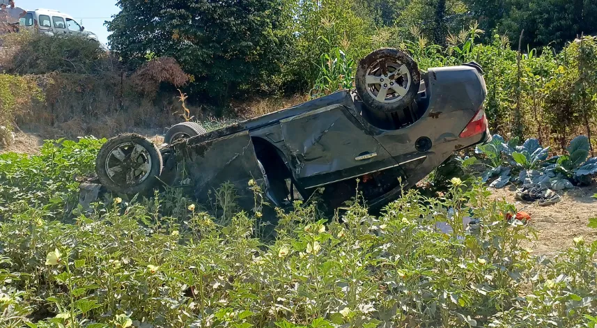 Karabük'te çarpışan otomobillerden birinin bahçeye devrildiği kazada 3 kişi yaralandı