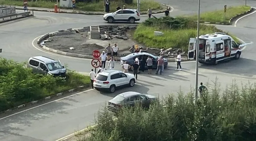 Gündoğdu'da kaza: Araçlarda hasar, yaralılar var