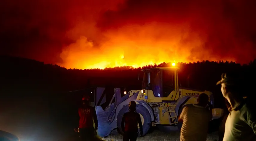 Karabük'te ormanlık alanda çıkan yangına müdahale ediliyor