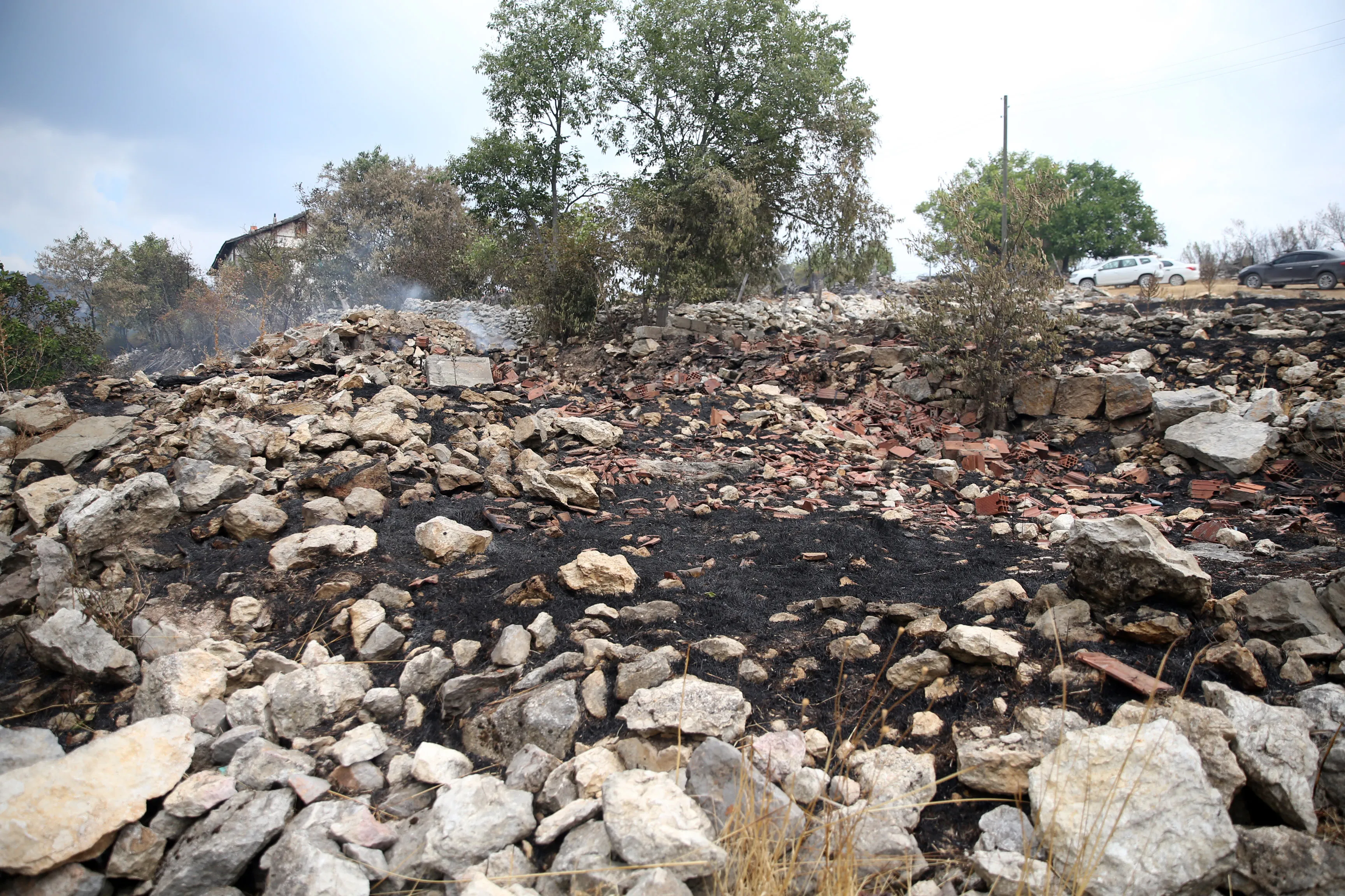 Kastamonu-Karabük sınırındaki kontrol altına alınan iki orman yangınına müdahale sürüyor