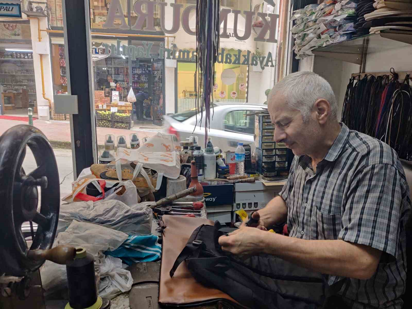 Rize’de 35 yıllık ayakkabı tamircisinden mesleki sitem, 