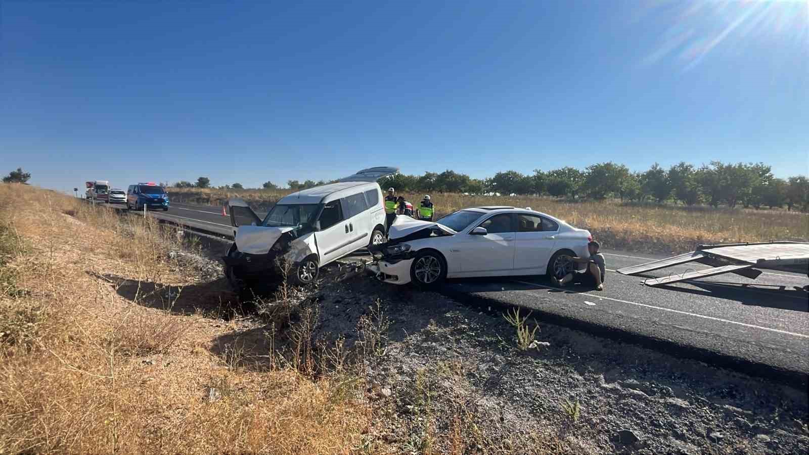 Nevşehir’de iki araç kafa kafaya çarpıştı: 14 yaralı