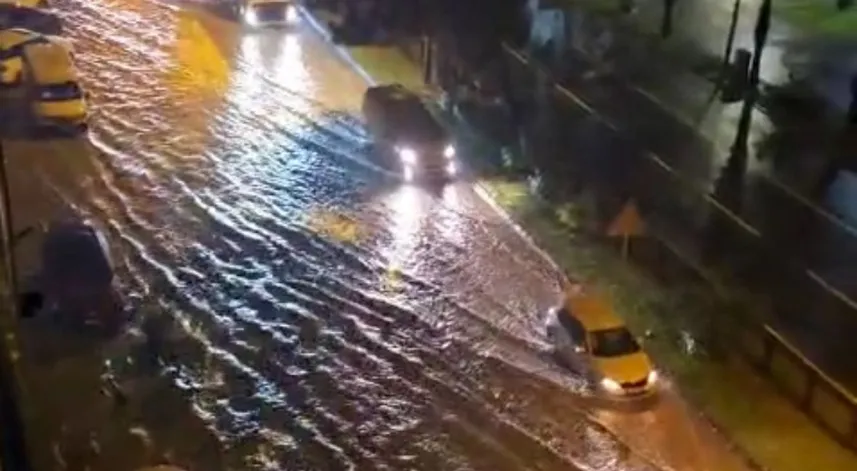Ordu'da sağanak; cadde ve sokaklar suyla doldu