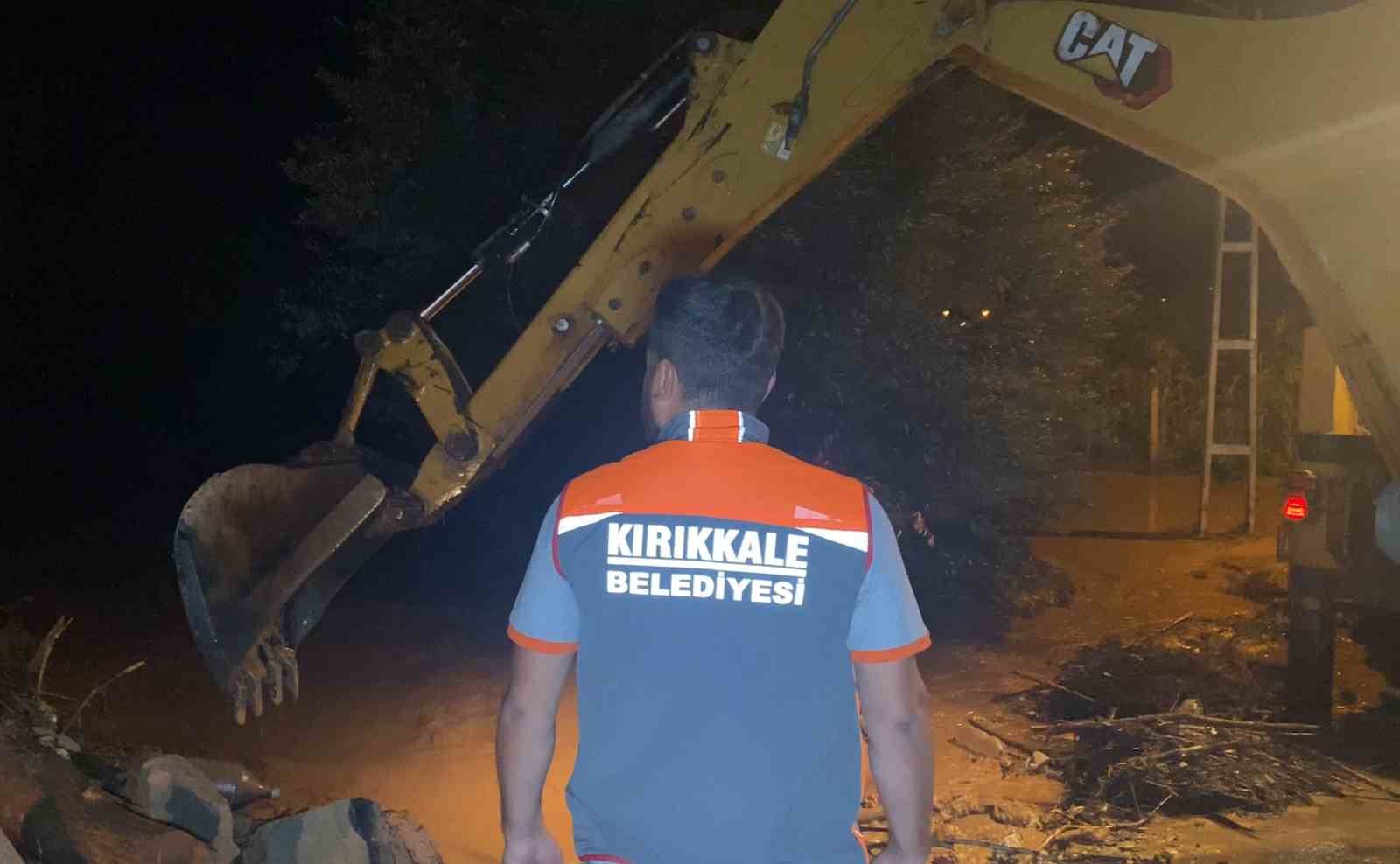 Kırıkkale’yi sağanak vurdu: Dereler taştı, ekipler anında müdahale etti