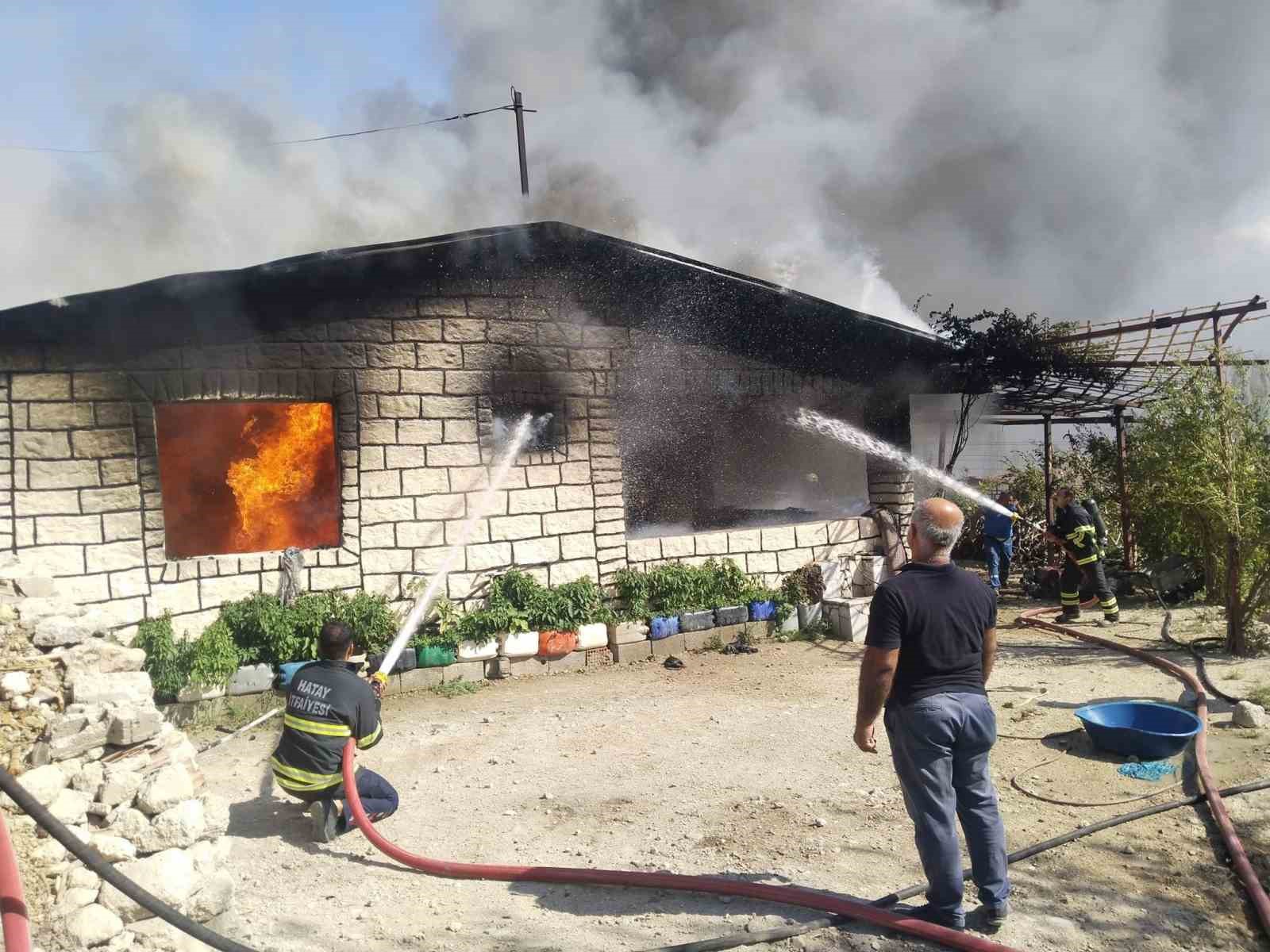 Hatay’da müstakil ev alevlere teslim oldu