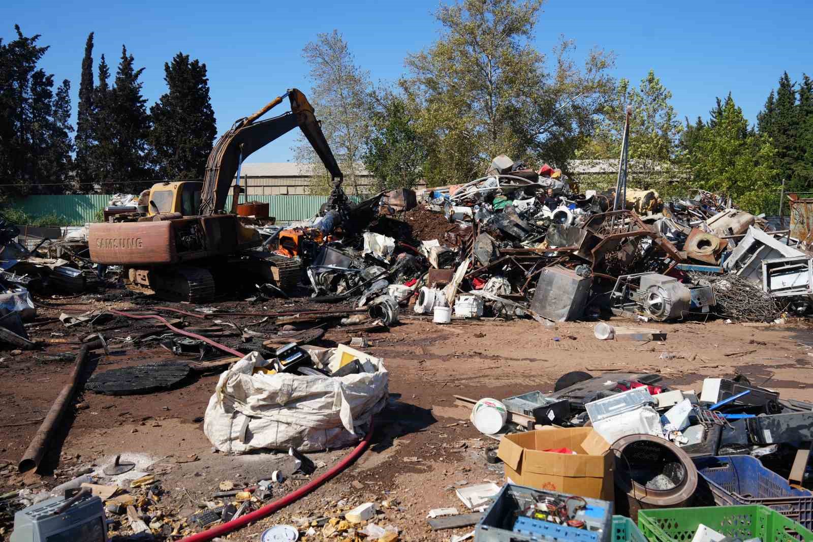Antalya’da hurdacıda çıkan yangın söndürüldü