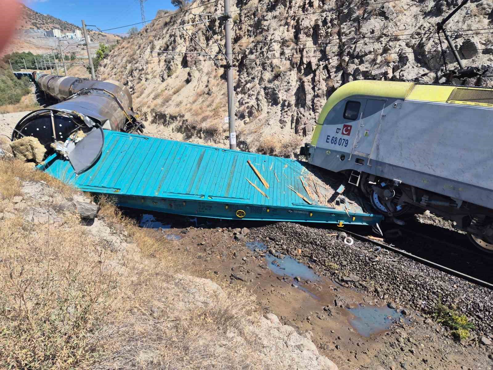 Malatya’da iki yük treni kafa kafaya çarpıştı: 1 yaralı