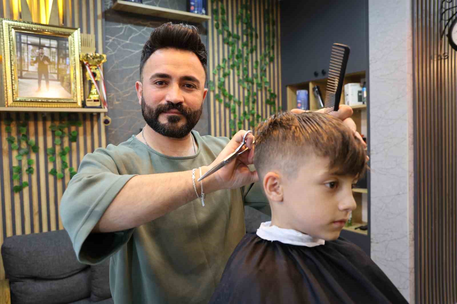 Sivaslı kuaförün yaptığı takdir topladı, 400 öğrenciyi ücretsiz tıraş etti