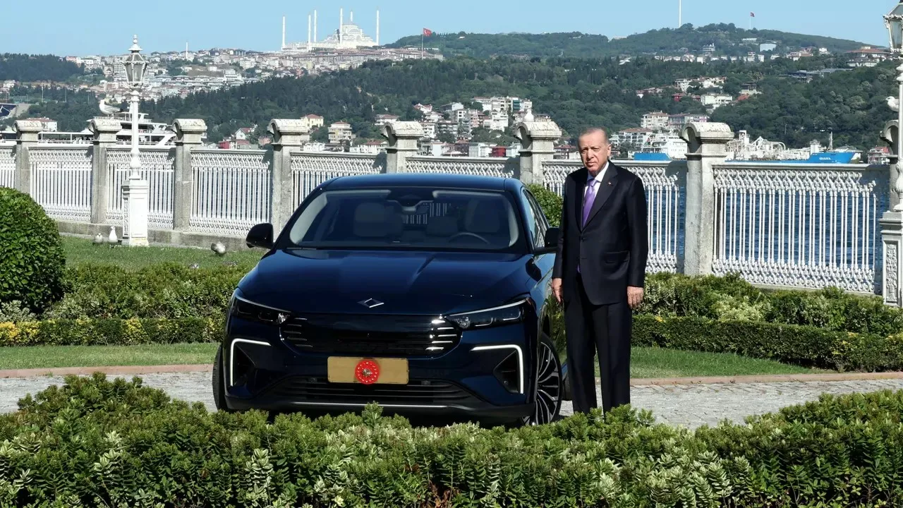 Cumhurbaşkanı Erdoğan, yeni TOGG TF10 ile deneme sürüşü yaptı
