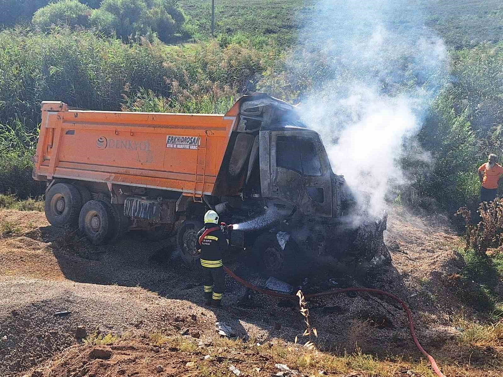 Takla atan kamyonun sürücüsü yanarak hayatını kaybetti