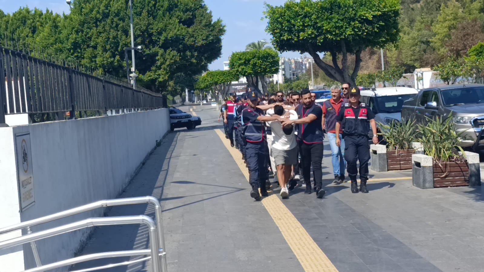 Antalya’da 1’i turist 3 kişiyi yaralayan motosikletli şüpheliler yakalandı