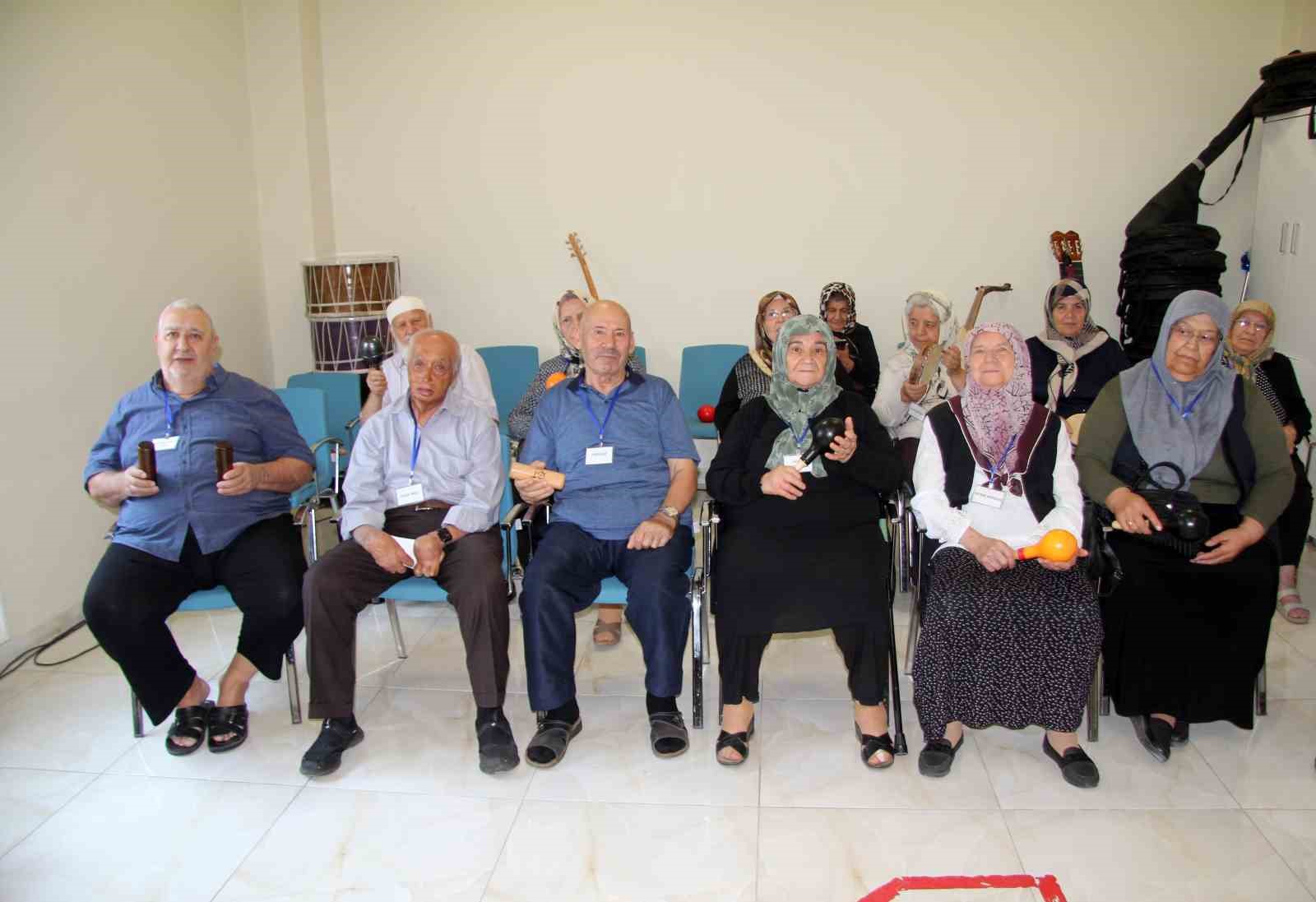 Alzeymir hastaları sosyal hayata katılıyor