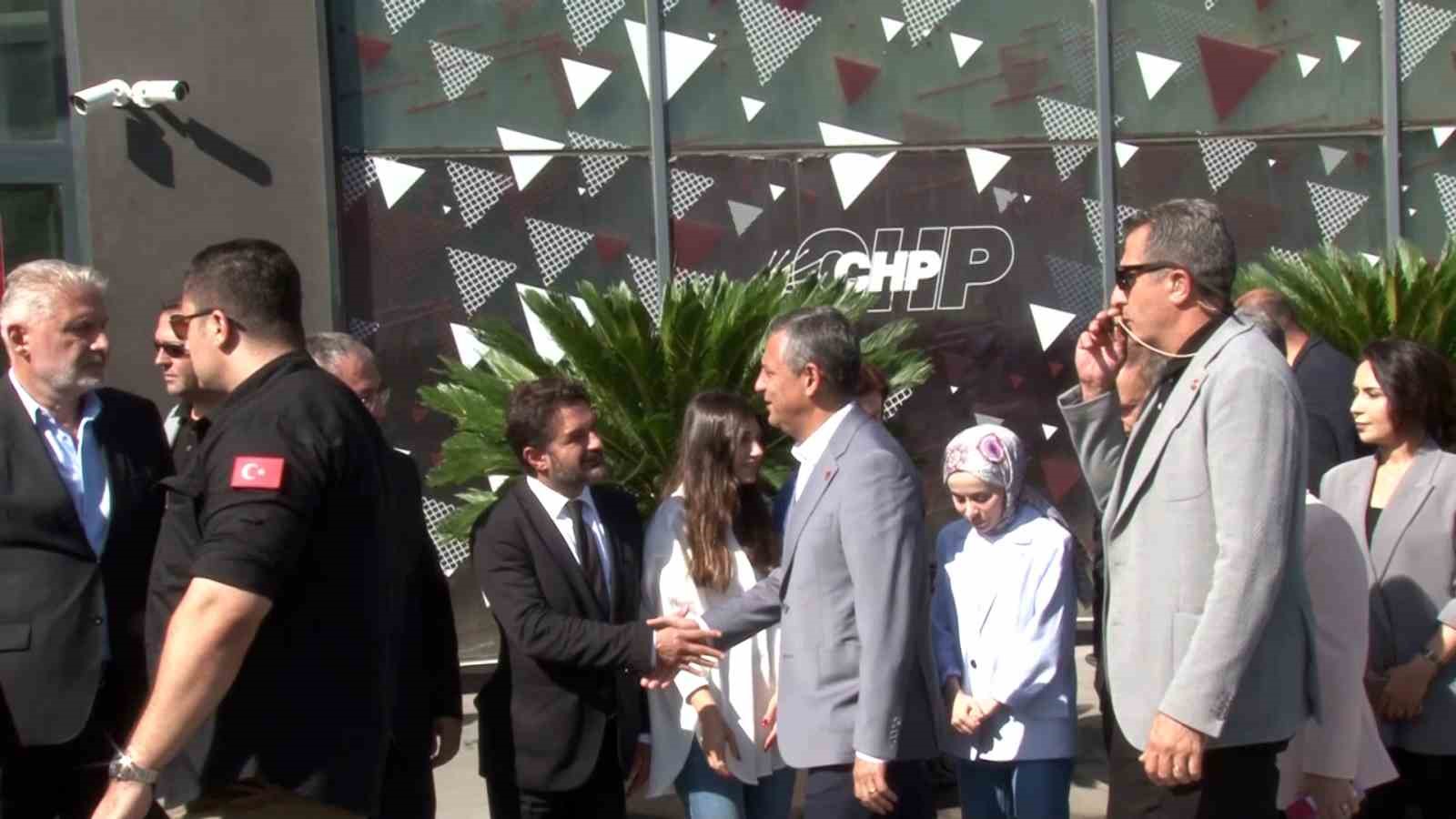 Özgür Özel CHP’nin Sarıyer’de bulunan parti binasına geldi
