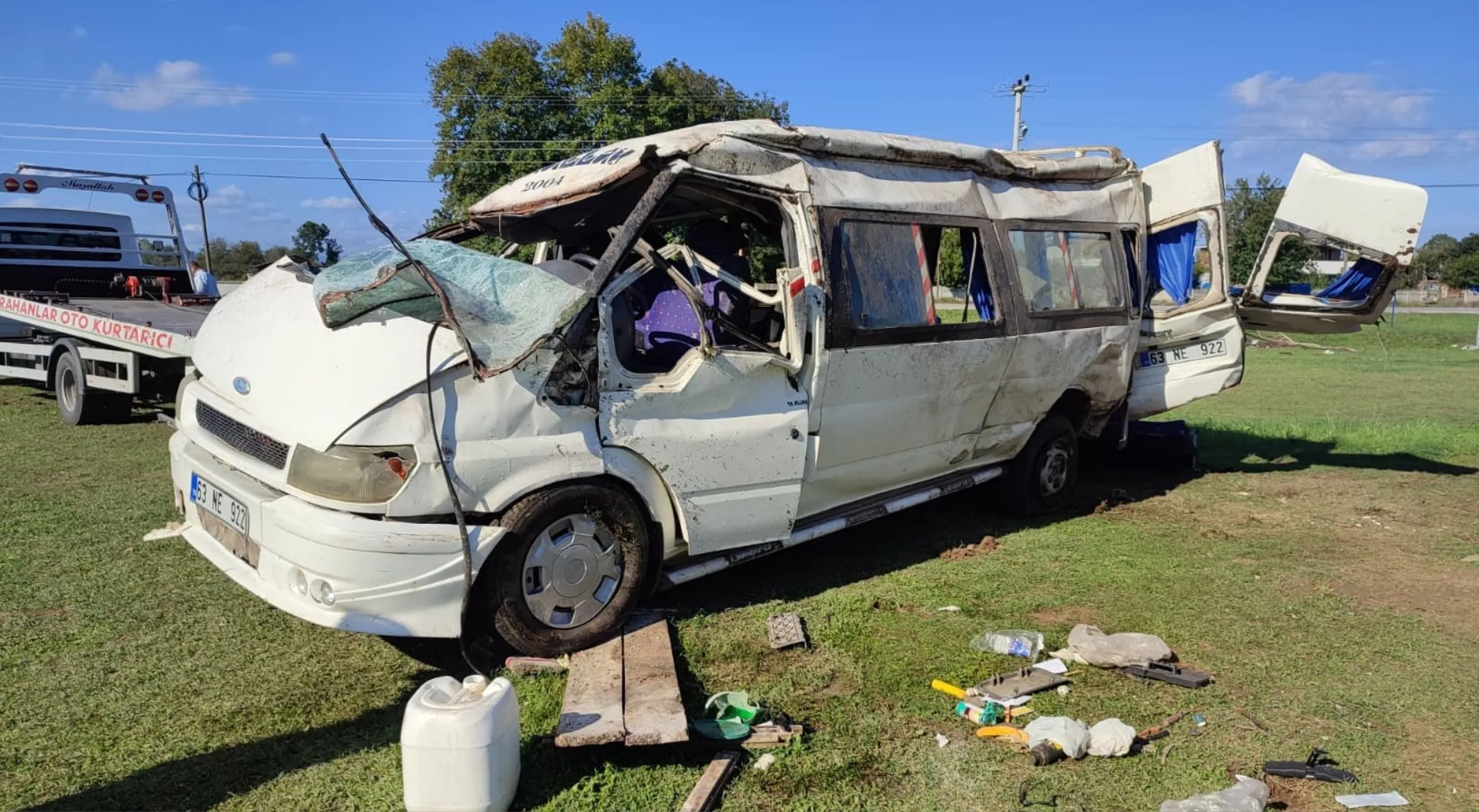 Minibüs devrildi, bir kişi öldü, bir kişi ağır yaralandı