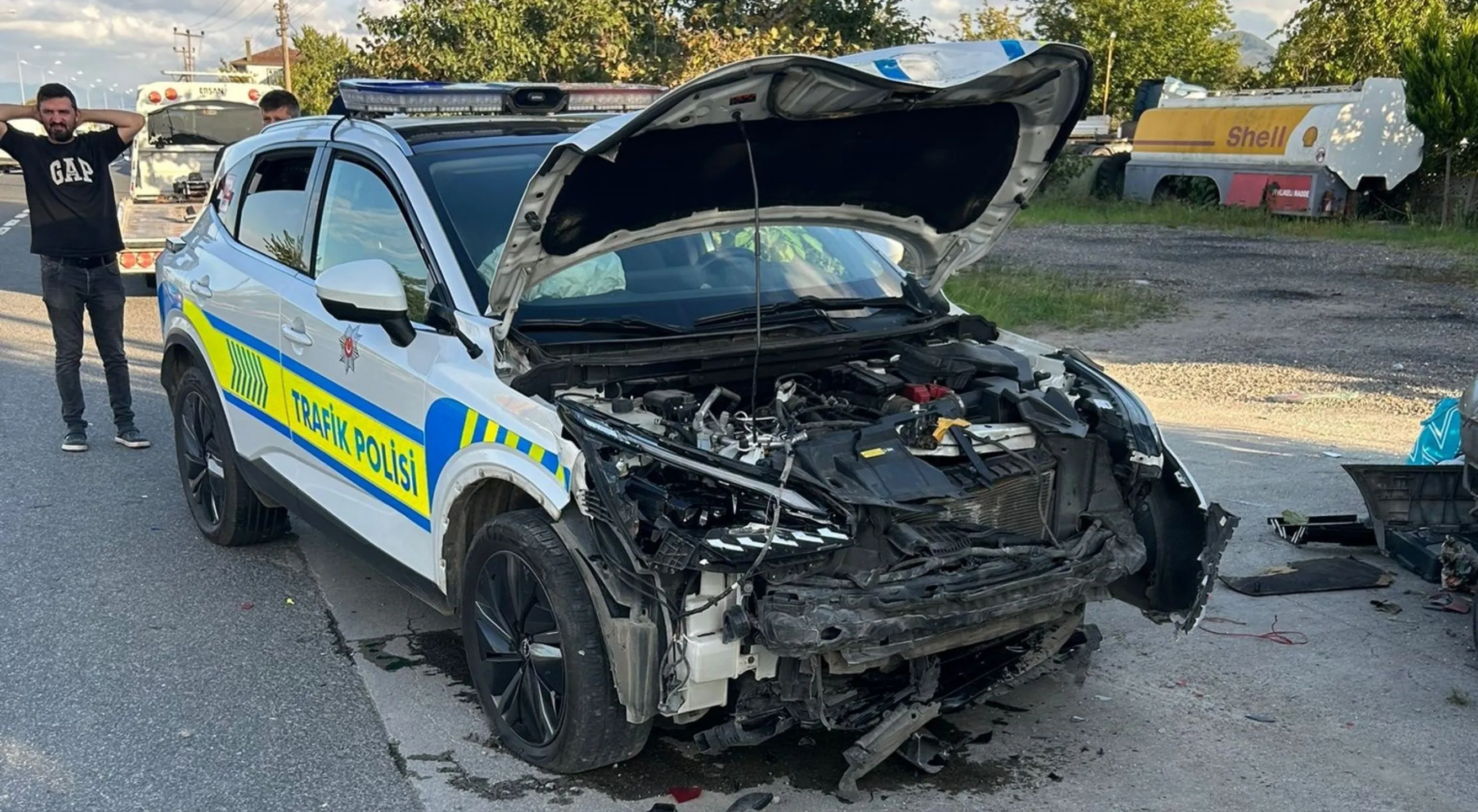 Otomobilin hız denetimi yapan radar aracına çarptığı kazada 2 kişi yaralandı