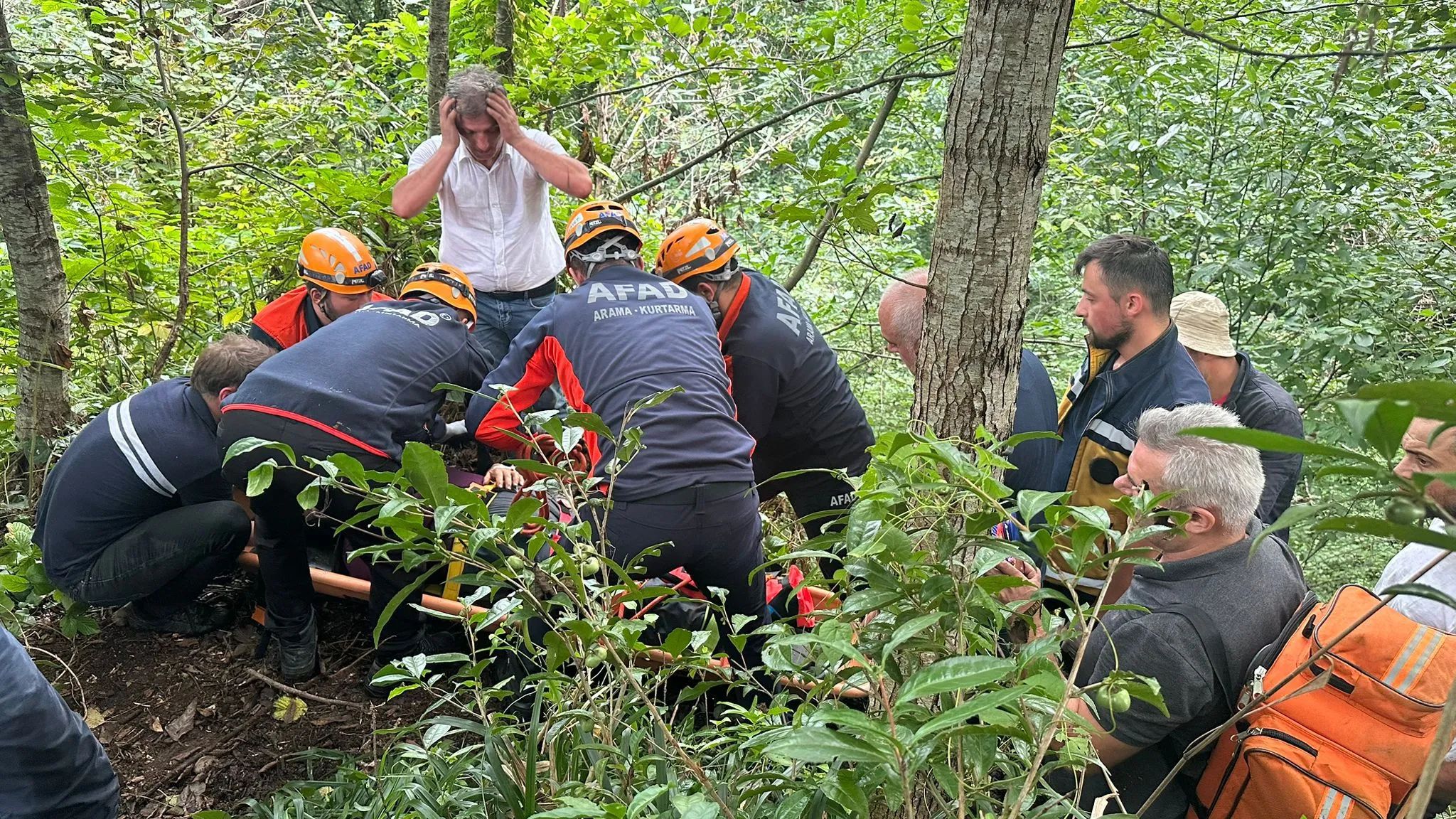 Rize'de çay bahçesinde düşerek ayağı kırılan kişiyi ekipler kurtardı