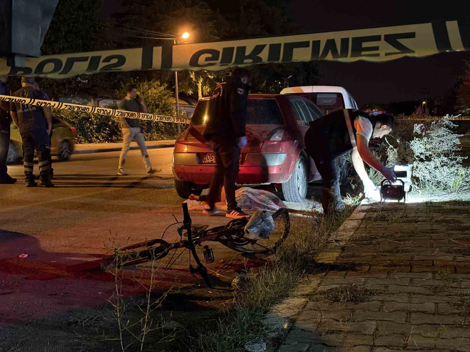 Bisikletli gence çarpıp otomobili otogara bırakarak kaçtı