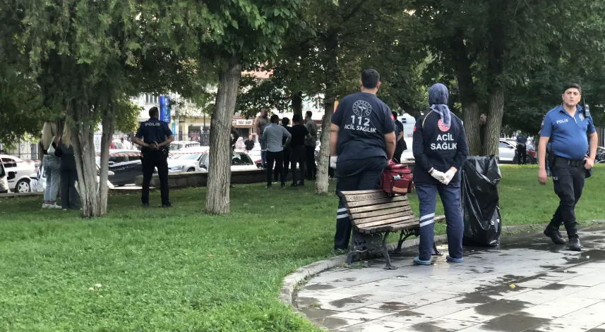 Parkta kızlarının gözü önünde bıçağı boğazına dayayan adamı polisler ikna etti