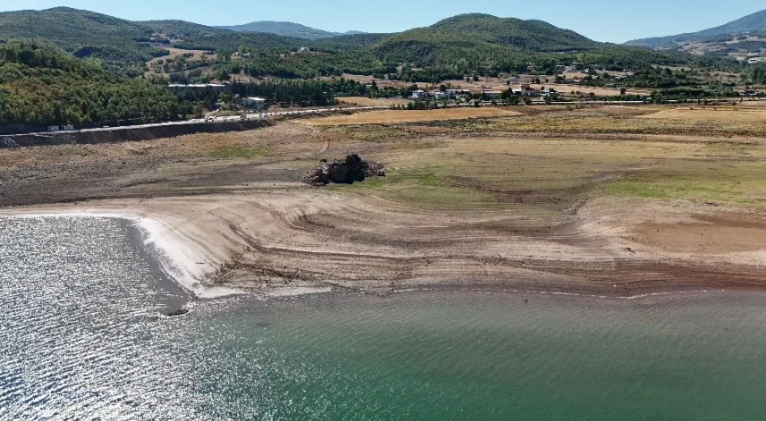 Sular çekildi, barajın ortasındaki kayalık karada kaldı