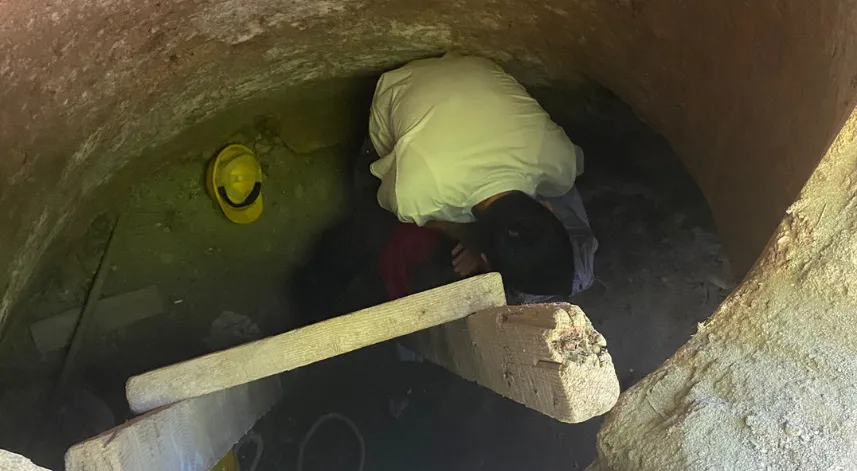 Rüyasında define görüp oturduğu evde kaçak kazı yapan anne ile oğluna gözaltı