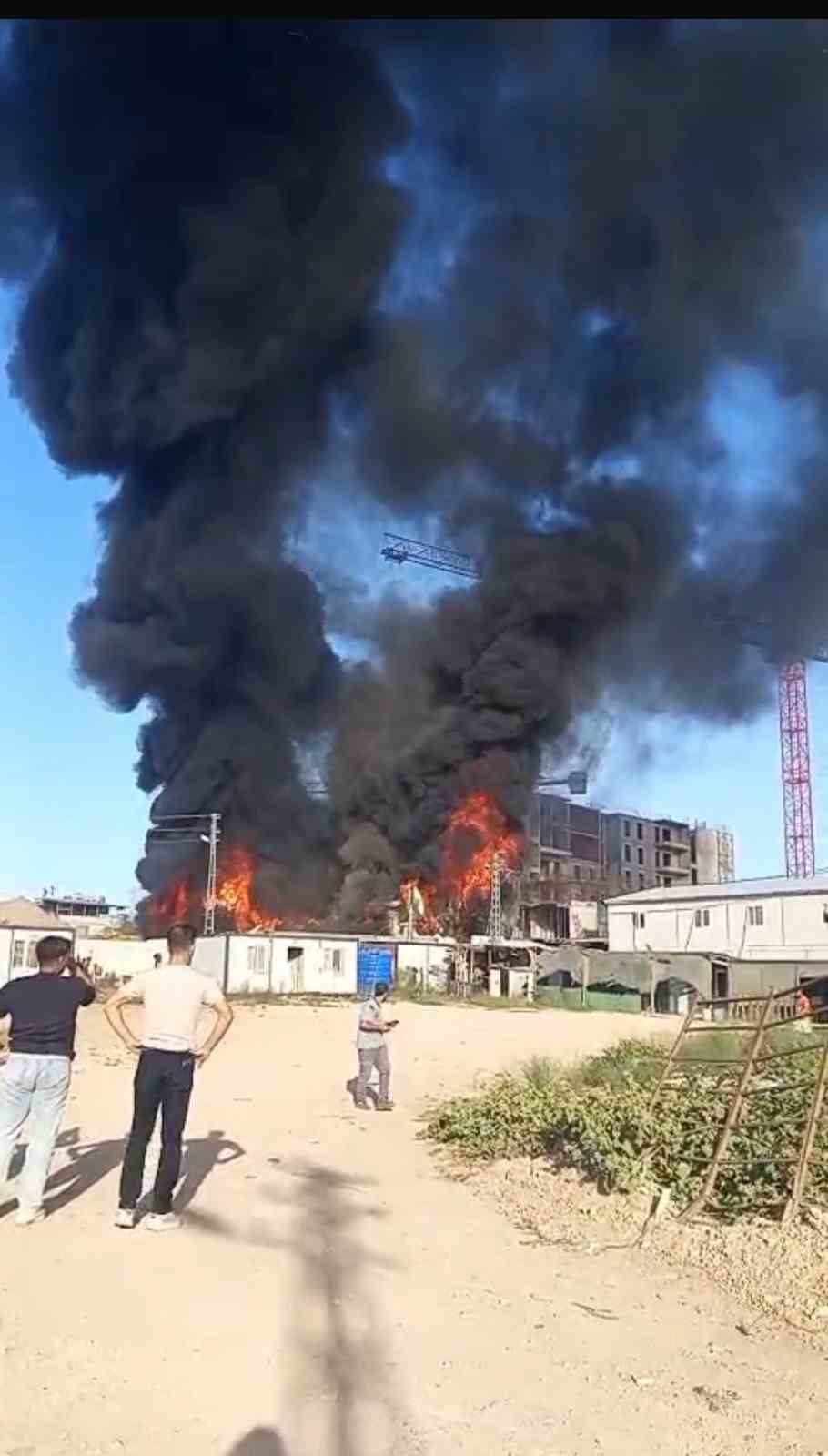 İşçilerin kaldığı konteyner yatakhane alevlere teslim oldu