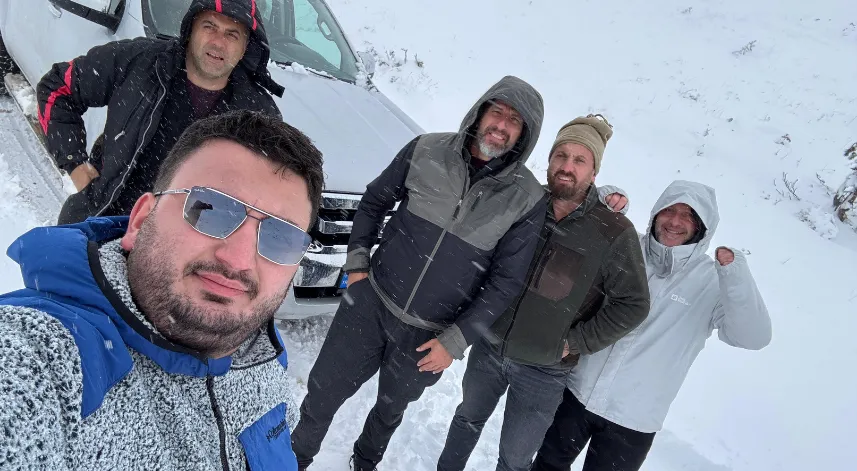 Artvin’de yayla yürüyüşü yapan grup kar sürpriziyle karşılaştı