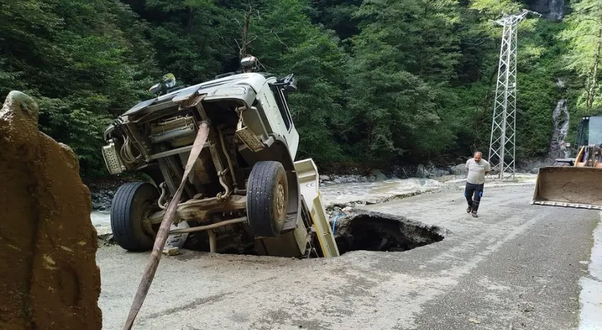 Artvin'de yol onarım sırasında kamyon göçüğe düştü: 1 yaralı
