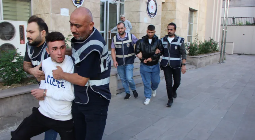 Takip edip bıçak çektikleri 2 kişinin 150 TL'sini gasbettiler; 2 tutuklama