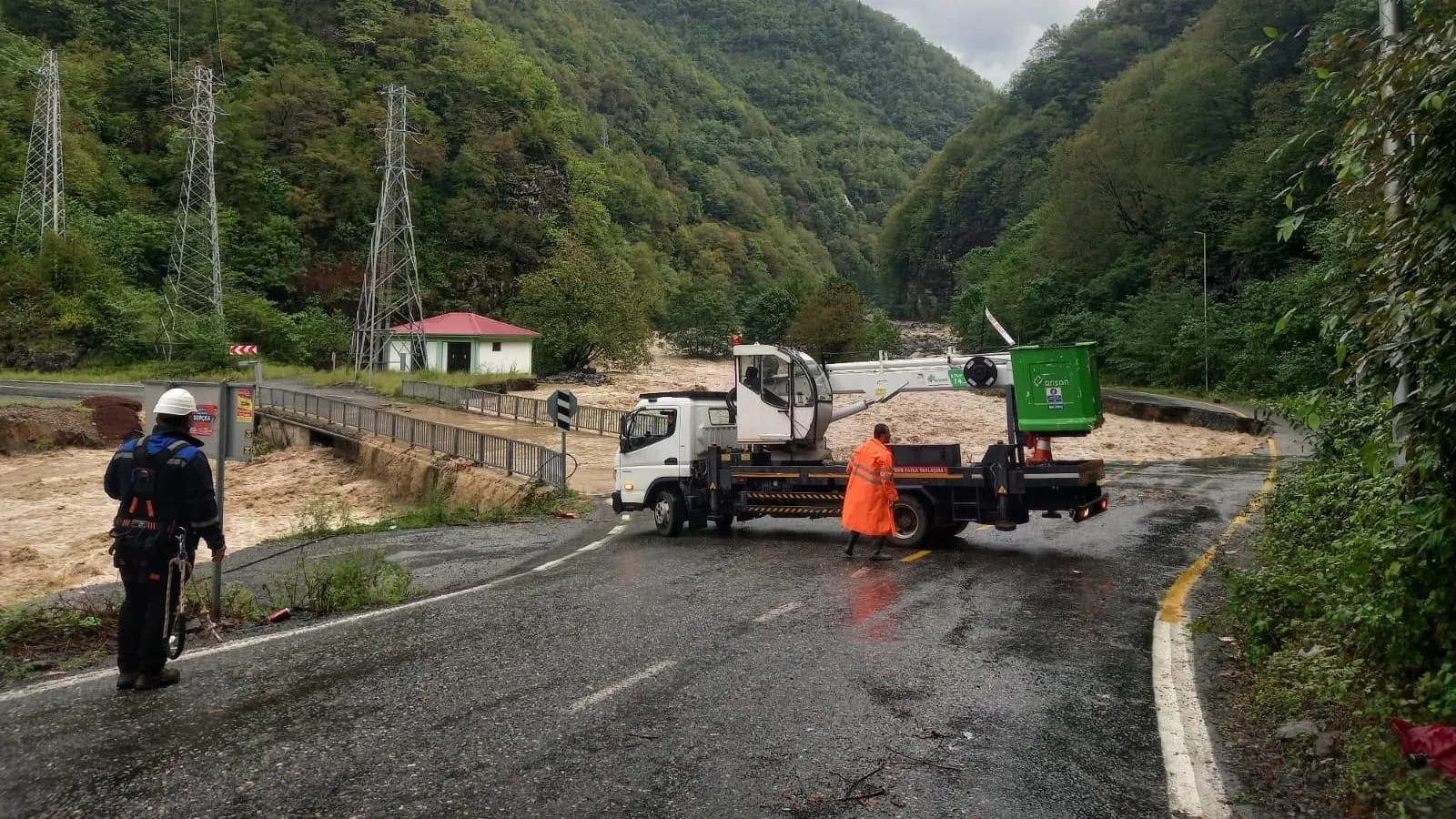 Sel afetinin ardından enerji nakil hatları onarılıyor