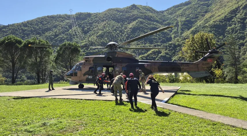 Artvin'de sel ve heyelan nedeniyle Camili'de mahsur kalan turistler helikopterlerle tahliye edildi