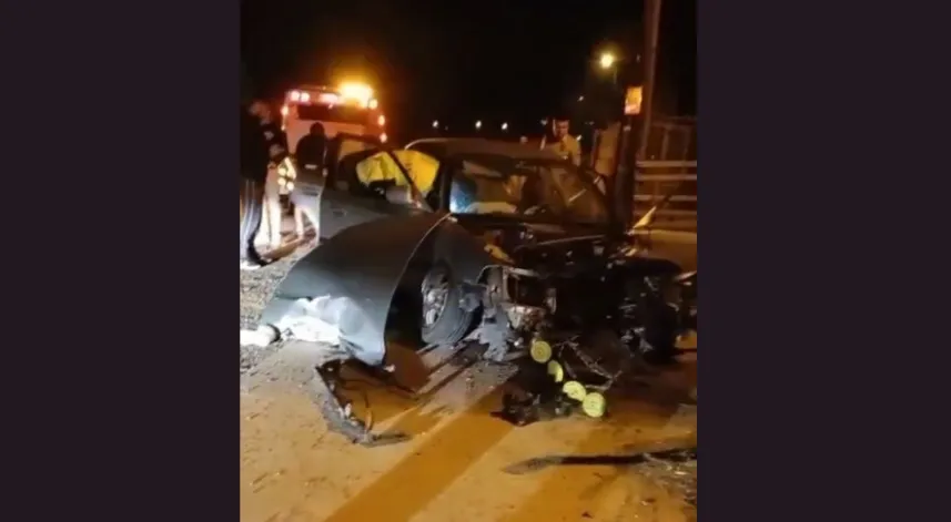 Direksiyon hakimiyetini kaybetti önce eve sonra direğe çarptı: 1'i ağır 3 yaralı