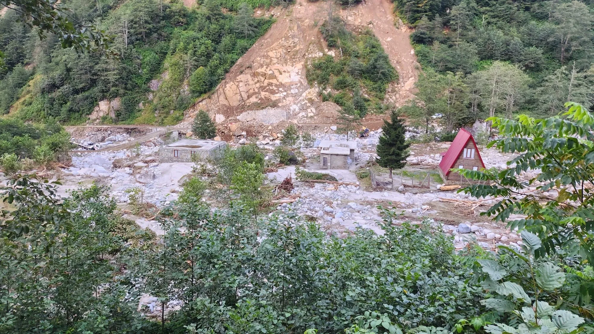 Rize'de 4 gündür yolu kapalı olan Deremezra Köyü'ne ulaşım sağlandı