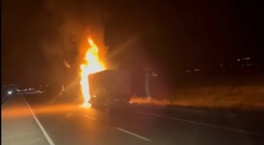 Çorum'da TIR alev alev yandı