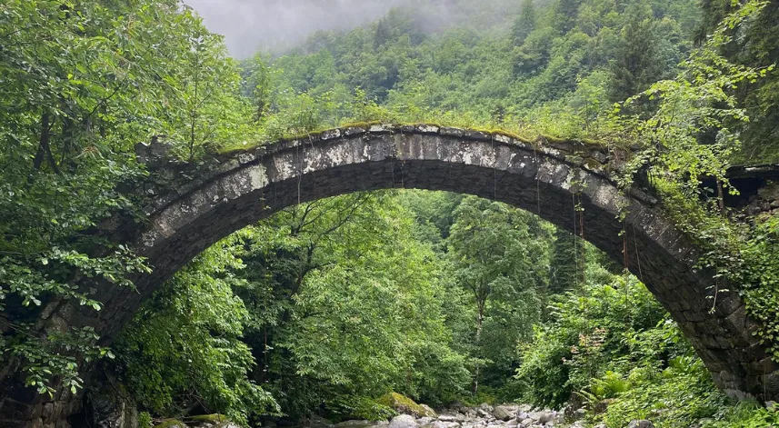 Asırlara meydan okuyan tarihi taş köprü selde yıkıldı