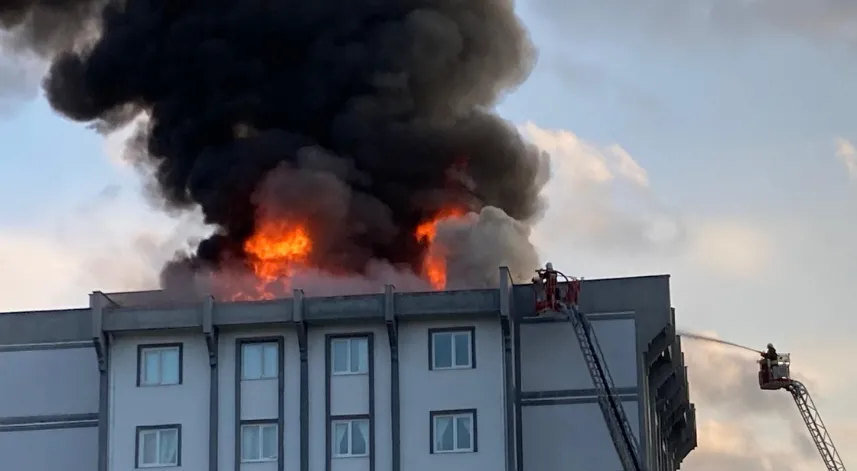 8 katlı binanın çatısı, yalıtım ve kaplamanın ardından yandı