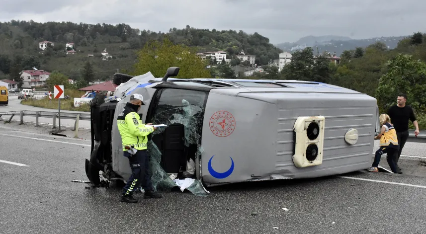 Ordu'da devrilen hasta nakil aracının sürücüsü yaralandı