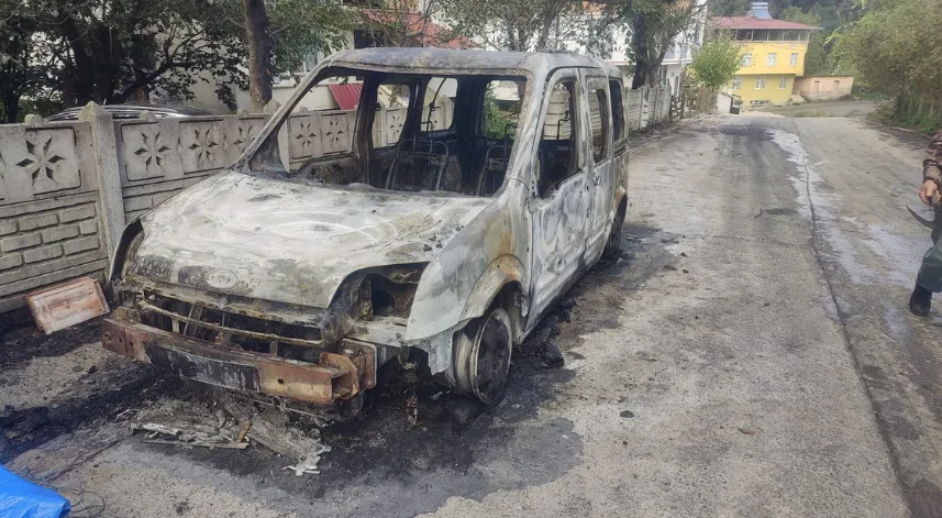 Şehit polis memurunun babasının aracı, park halindeyken yandı