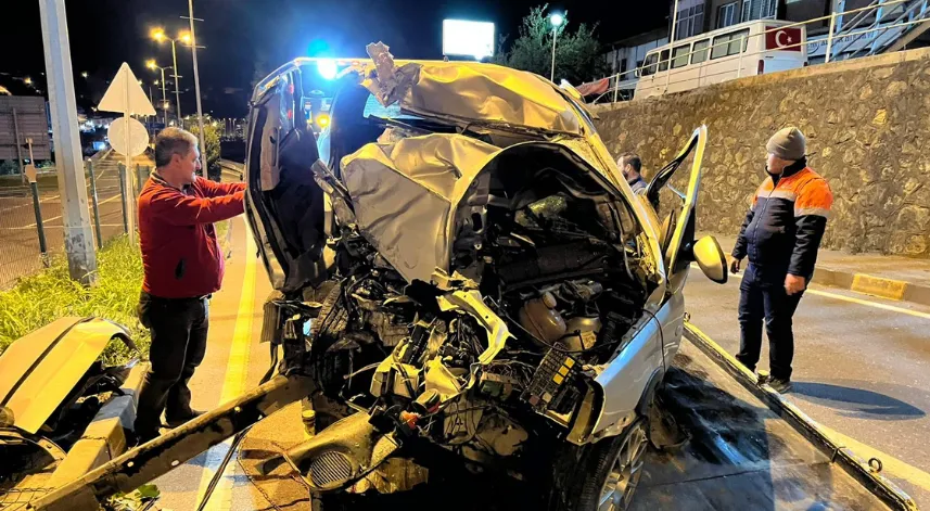 Zonguldak'ta üst geçidin direğine çarpan otomobildeki 2 kişi öldü