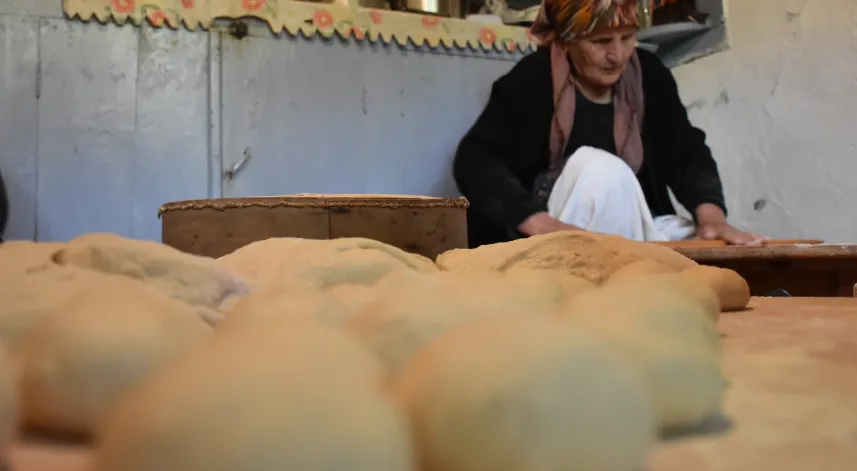 Gümüşhane'de kadınların kışlık yiyecek mesaisi başladı