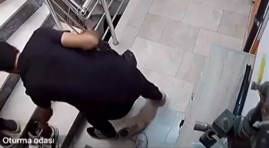 Numaralarına bakıp ayakkabıları çaldı