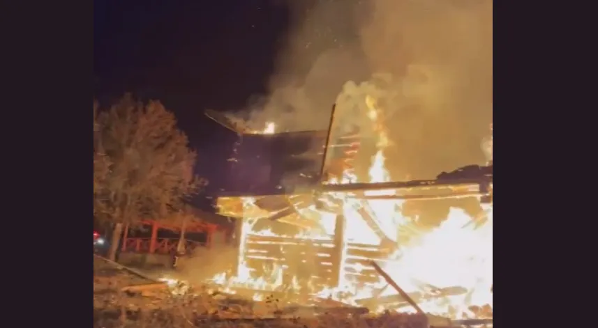 Kastamonu'da çıkan yangında 2 katlı ahşap ev kül oldu
