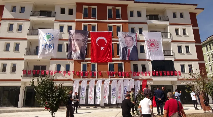 Yozgat'ta yapımı tamamlanan 184 konut ve 9 iş yeri hak sahiplerine teslim edildi