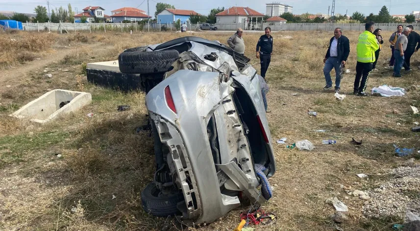 Düğün konvoyundaki otomobil tarlaya yuvarlandı: 2 yaralı