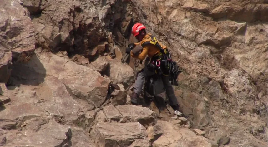 Sel afeti sonrası endüstriyel dağcılar ‘riskli kaya’ avında 