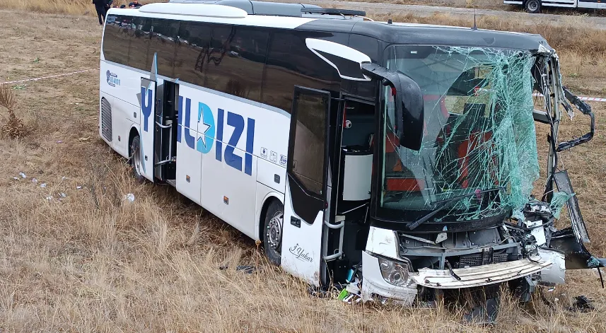 Sivas'ta otobüs kazası, 3'ü ağır 18 yaralı